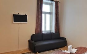 Folk Art Apartment Near Blaha Lujza Square