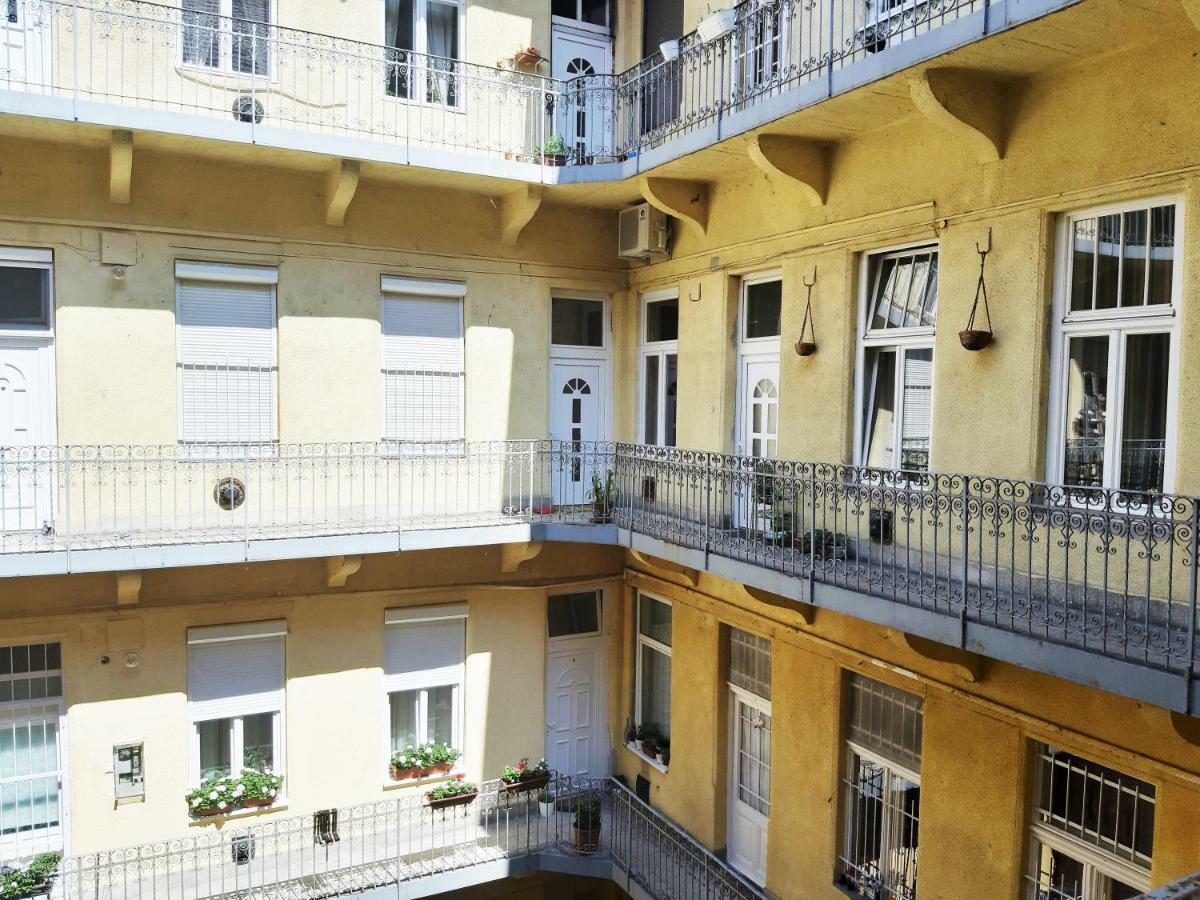 Folk Art Apartment Near Blaha Lujza Square Budapest Exterior photo